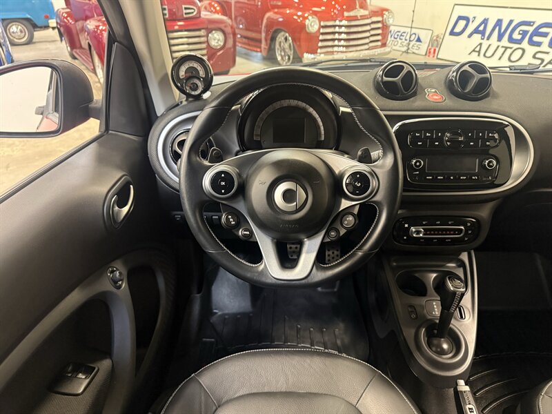 Used 2017 smart fortwo passion RWD image 17