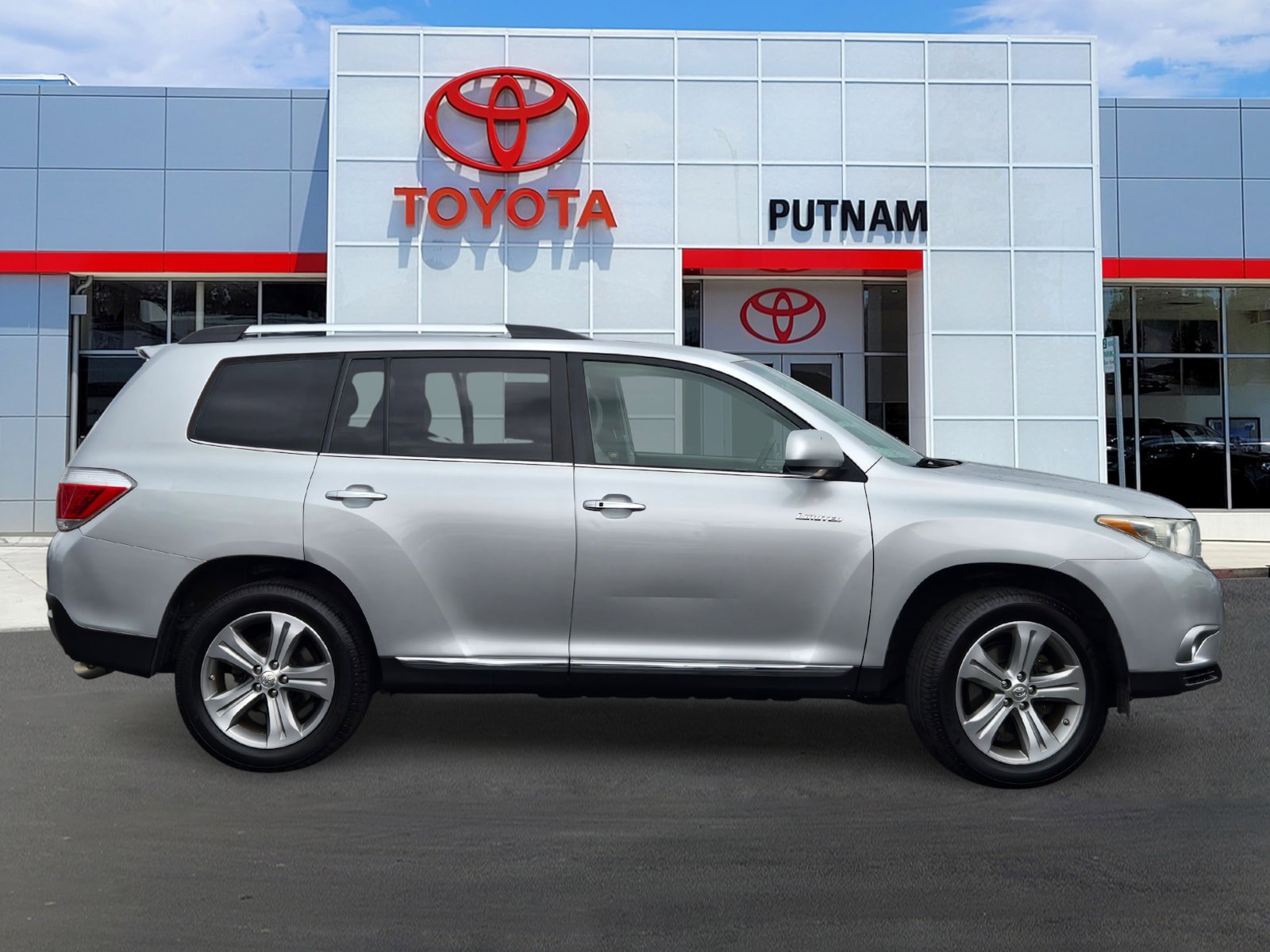 Used 2011 Toyota Highlander Limited w/ Tow Pkg AWD/4WD image 3