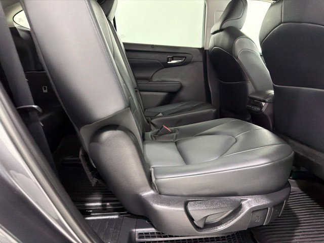 Used 2021 Toyota Highlander XLE AWD/4WD image 25