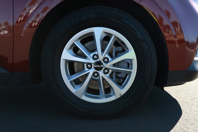 Used 2024 Kia Carnival LX image 5