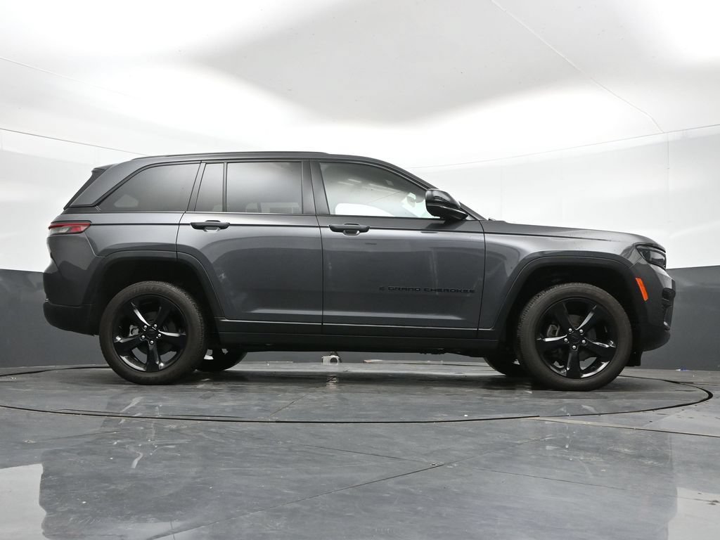 Used 2025 Jeep Grand Cherokee Altitude AWD/4WD image 42