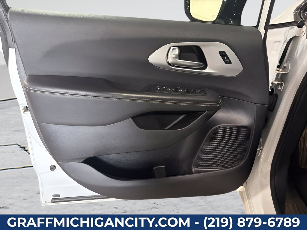 Used 2025 Chrysler Pacifica Limited FWD image 12