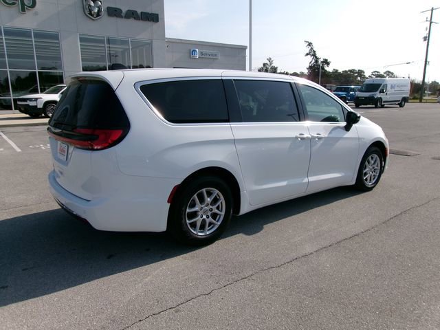 Used 2025 Chrysler Pacifica Select image 4