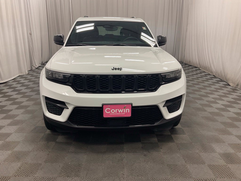 Used 2024 Jeep Grand Cherokee Altitude AWD/4WD image 7