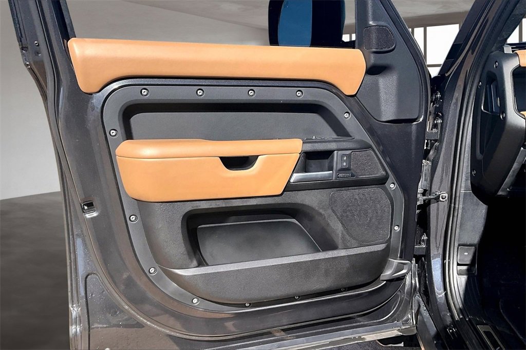 Used 2025 Land Rover Defender 130 V8 image 18