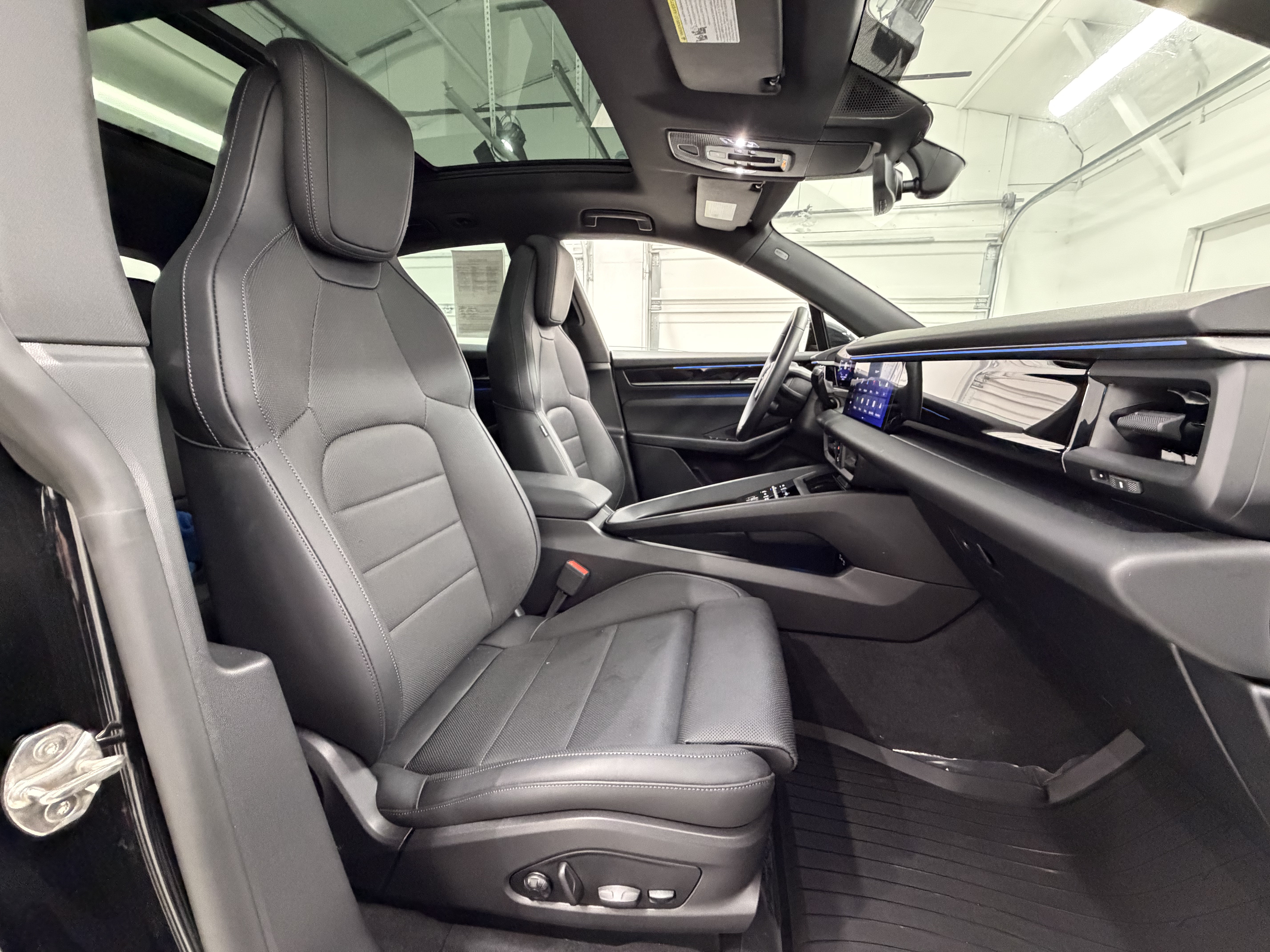 Certified 2025 Porsche Macan Electric RWD image 23
