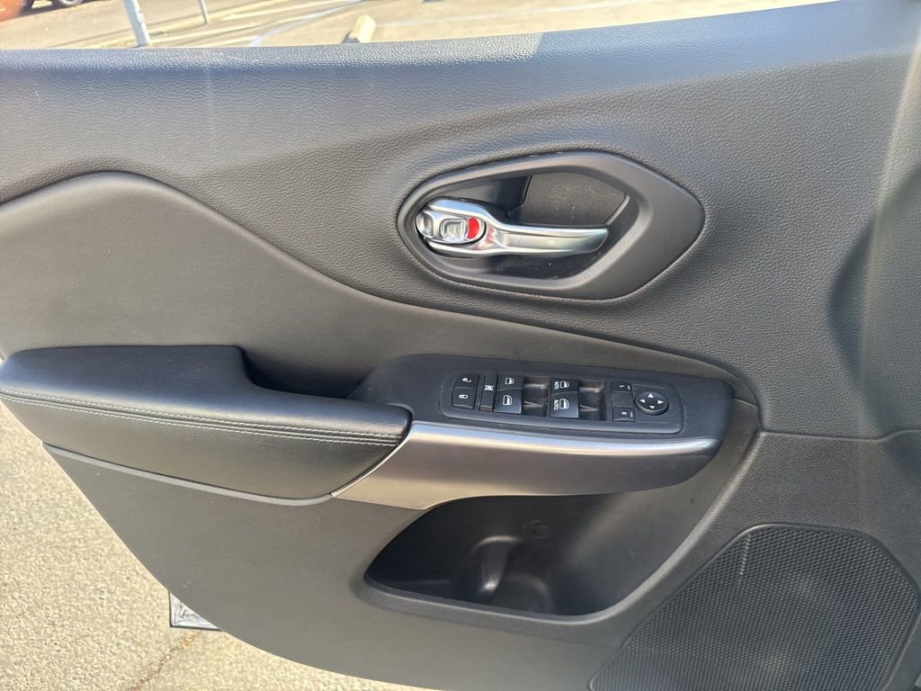 Used 2019 Jeep Cherokee Latitude Plus image 12