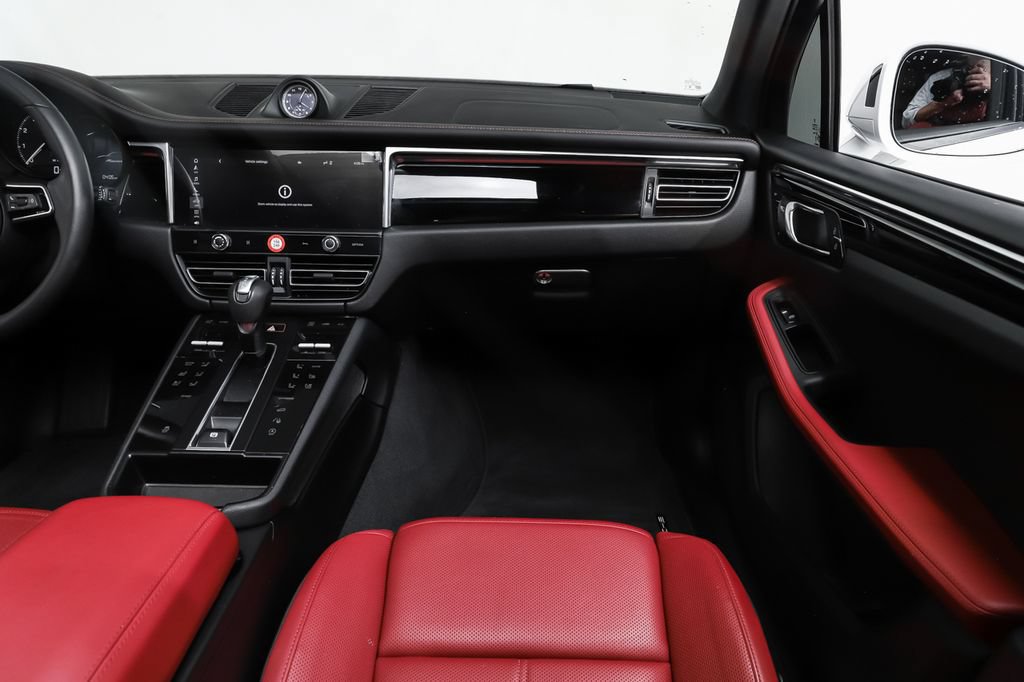 Used 2025 Porsche Macan AWD/4WD image 18
