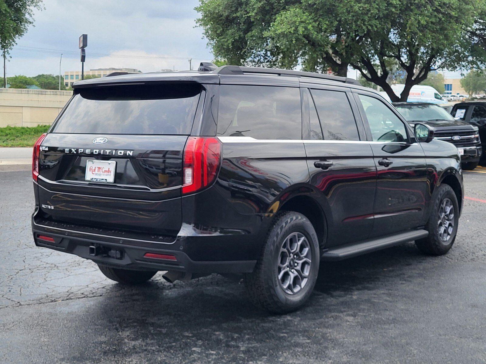 Certified 2025 Ford Expedition Active image 4