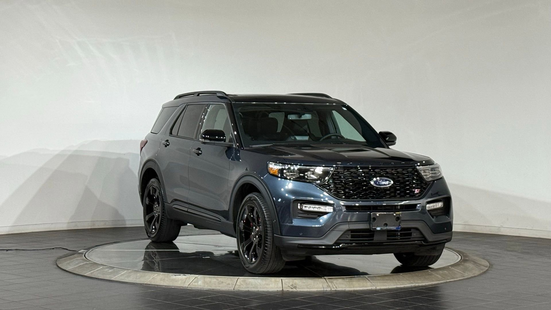 Used 2023 Ford Explorer ST w/ Equipment Group 401A image 2