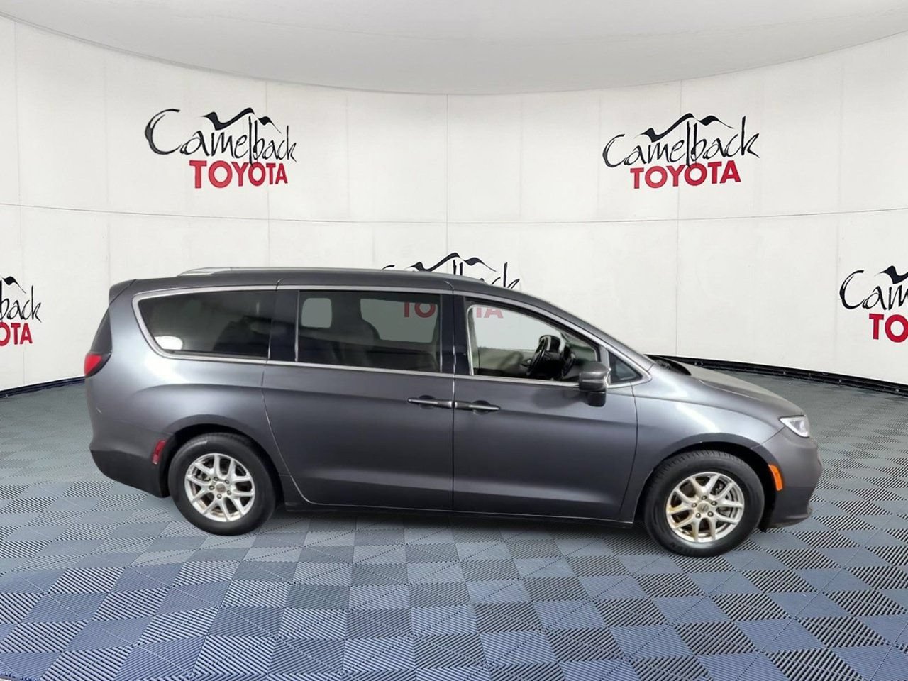 Used 2021 Chrysler Pacifica Touring-L FWD image 4
