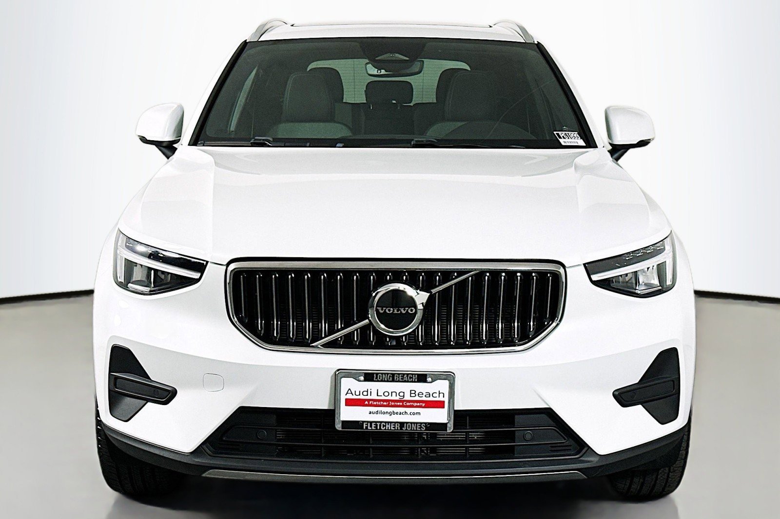 Used 2025 Volvo XC40 B5 Core image 2