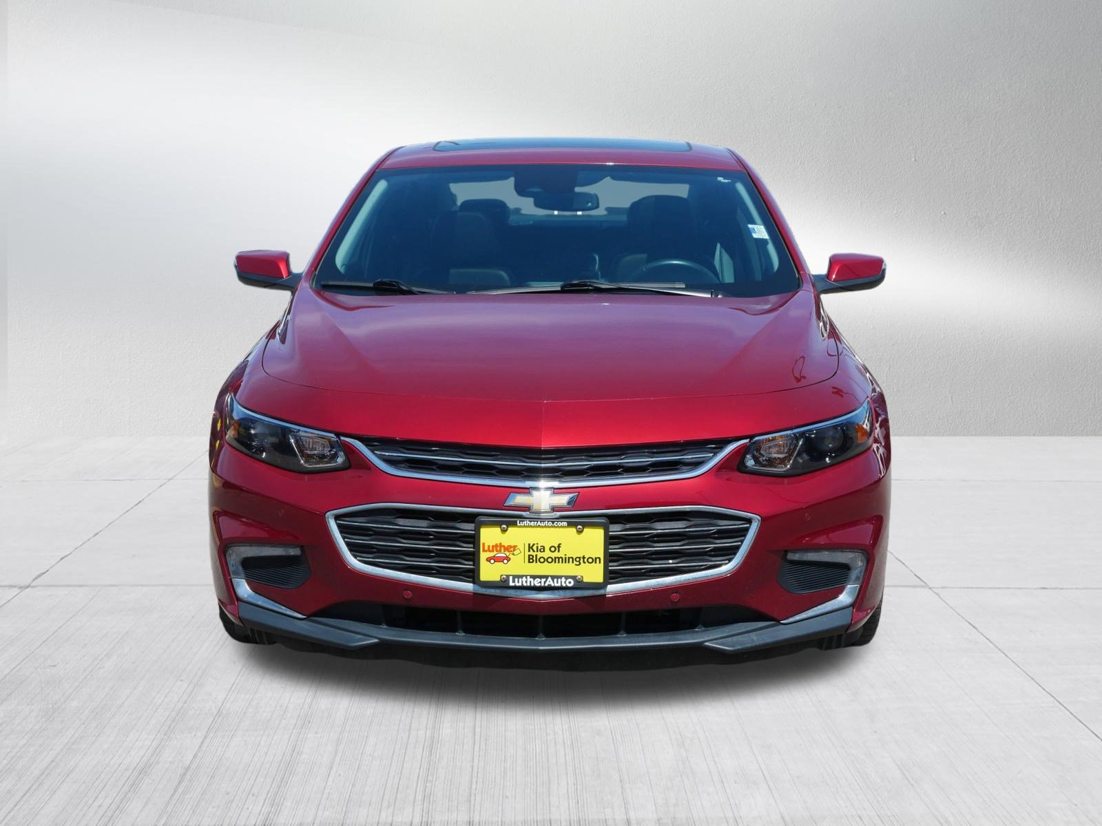 Used 2017 Chevrolet Malibu LT w/ Leather Package FWD image 2