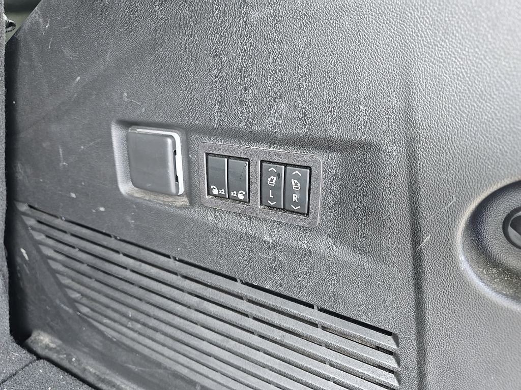 Used 2024 GMC Yukon SLT w/ SLT Luxury Package image 6