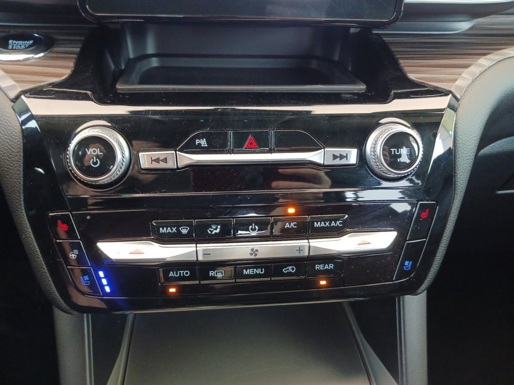 Used 2024 Ford Explorer Limited image 19