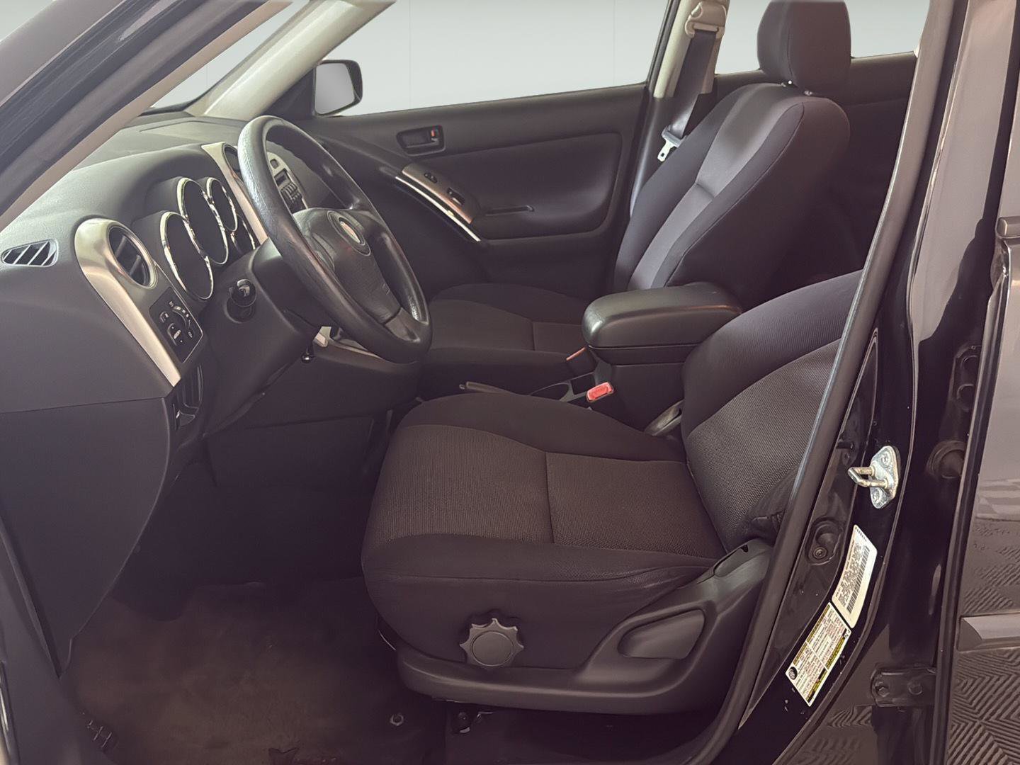 Used 2004 Pontiac Vibe w/ Moon And Tunes Value Package FWD image 4