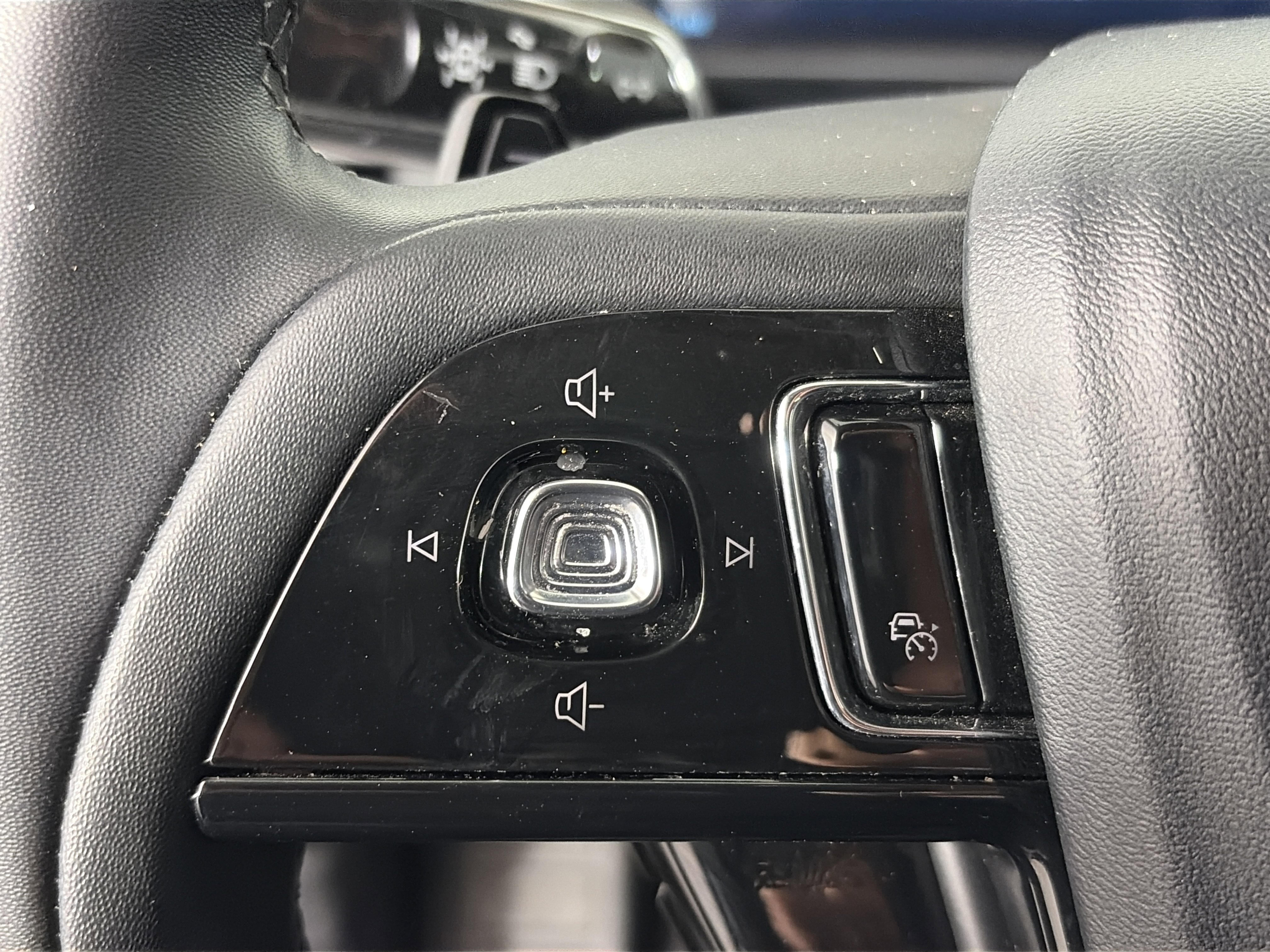 Used 2025 Lincoln Corsair AWD image 28