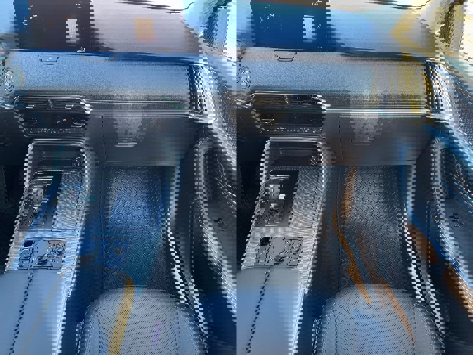 Used 2025 MAZDA CX-70 3.3 Turbo w/ Preferred Package image 17