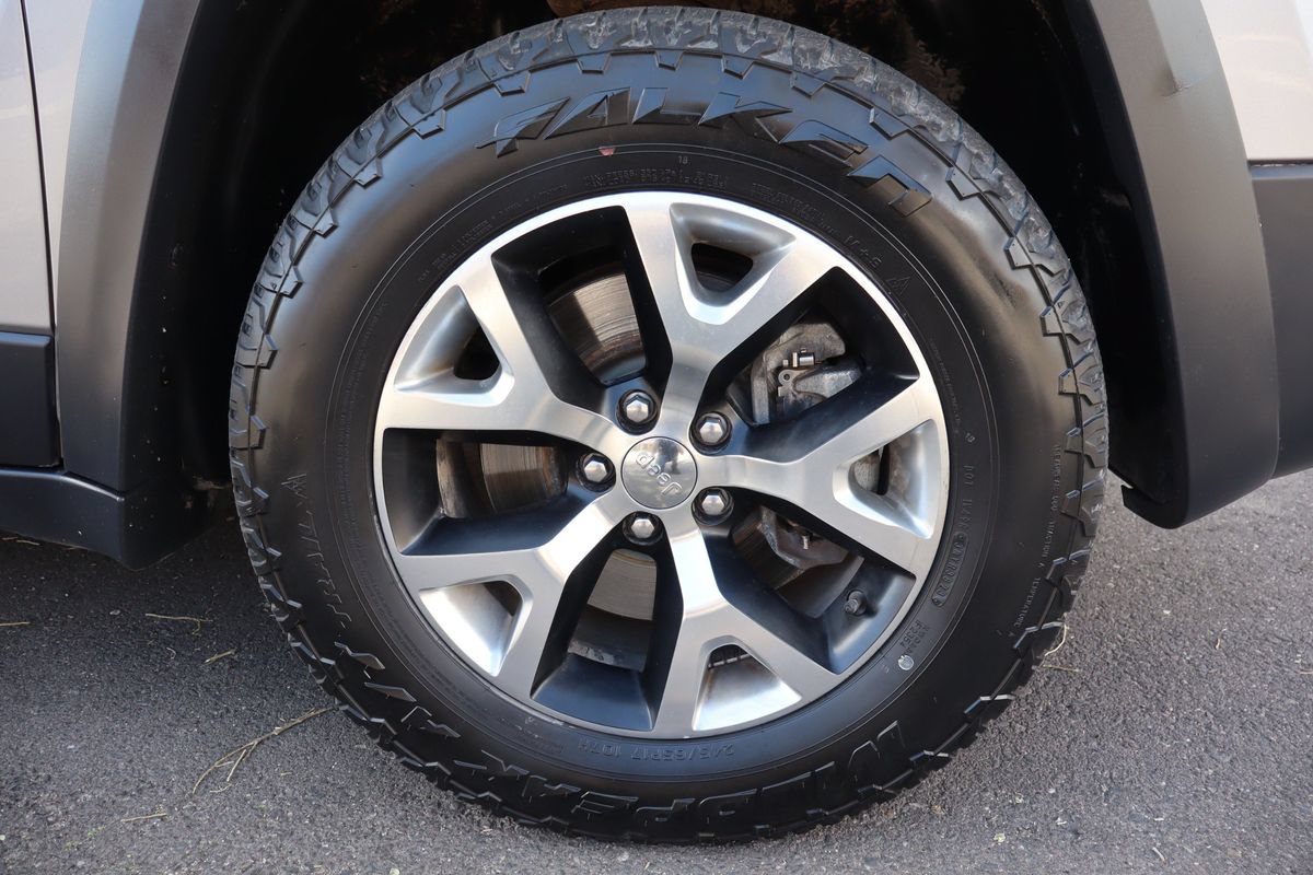 Used 2016 Jeep Cherokee Trailhawk w/ Cold Weather Group AWD/4WD image 43