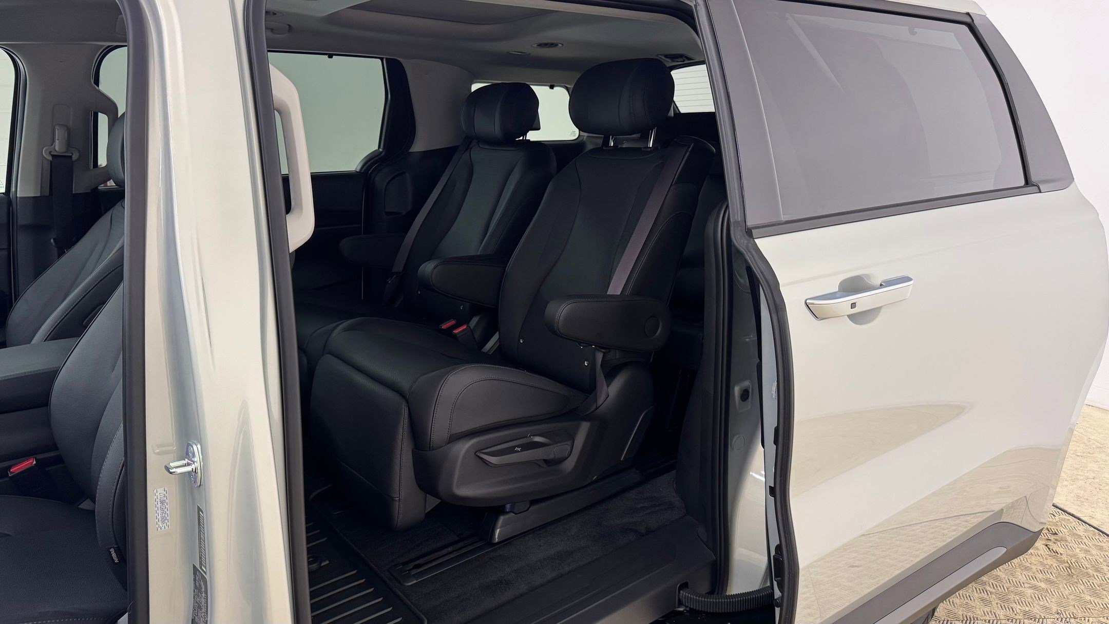 Used 2026 Kia Carnival SX Prestige image 34