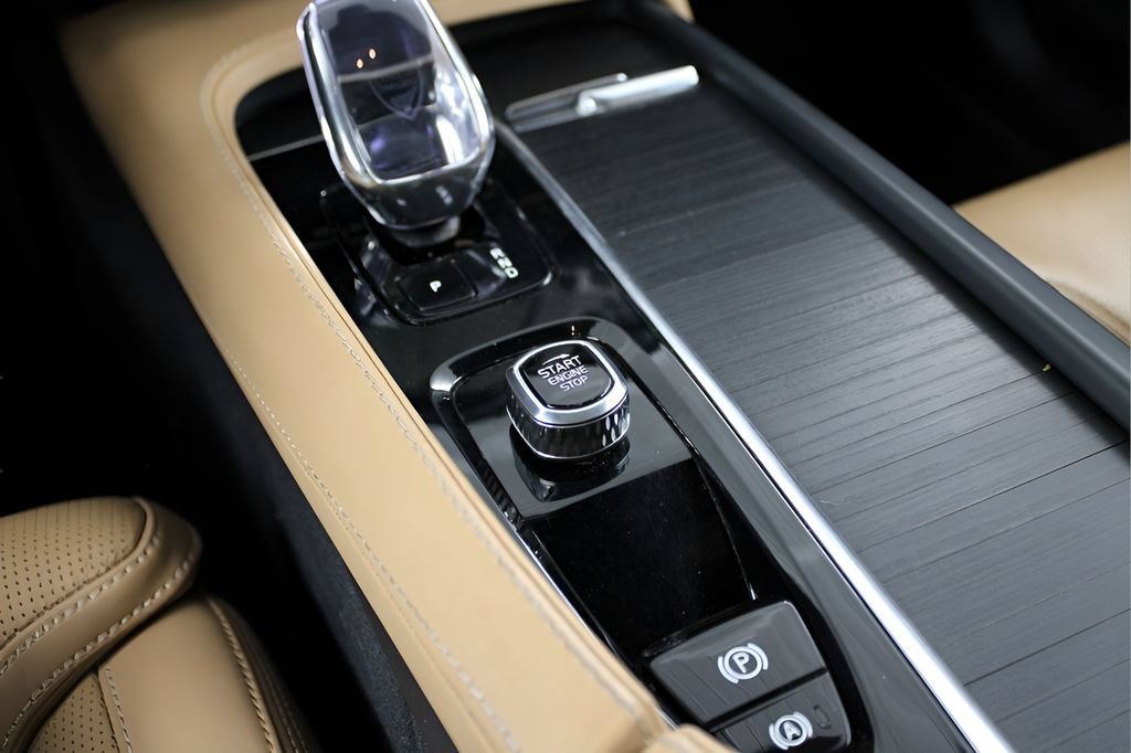 Certified 2023 Volvo XC90 B6 Ultimate w/ Protection Package Premier AWD/4WD image 38