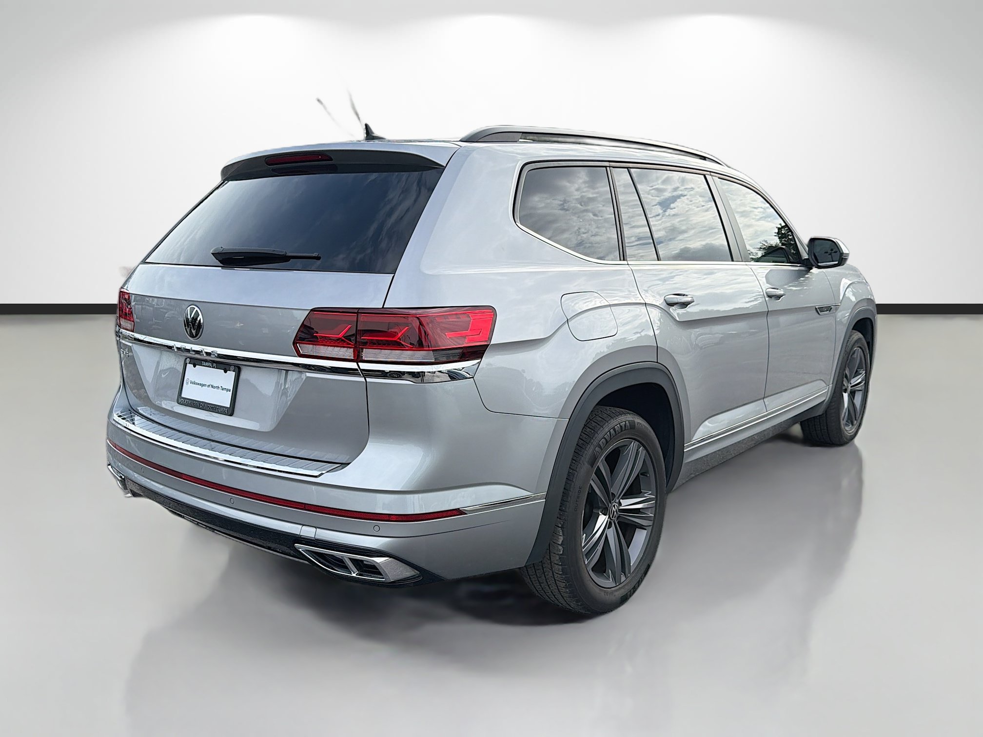 Used 2021 Volkswagen Atlas SE w/ Panoramic Sunroof Package FWD image 3