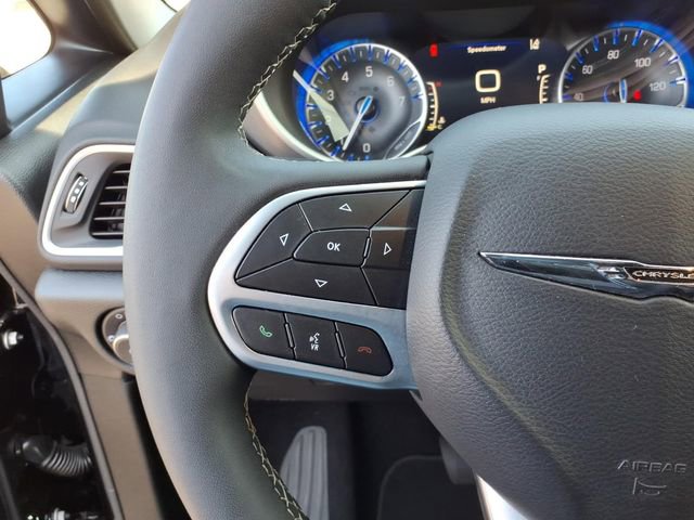 Used 2025 Chrysler Pacifica Select image 9