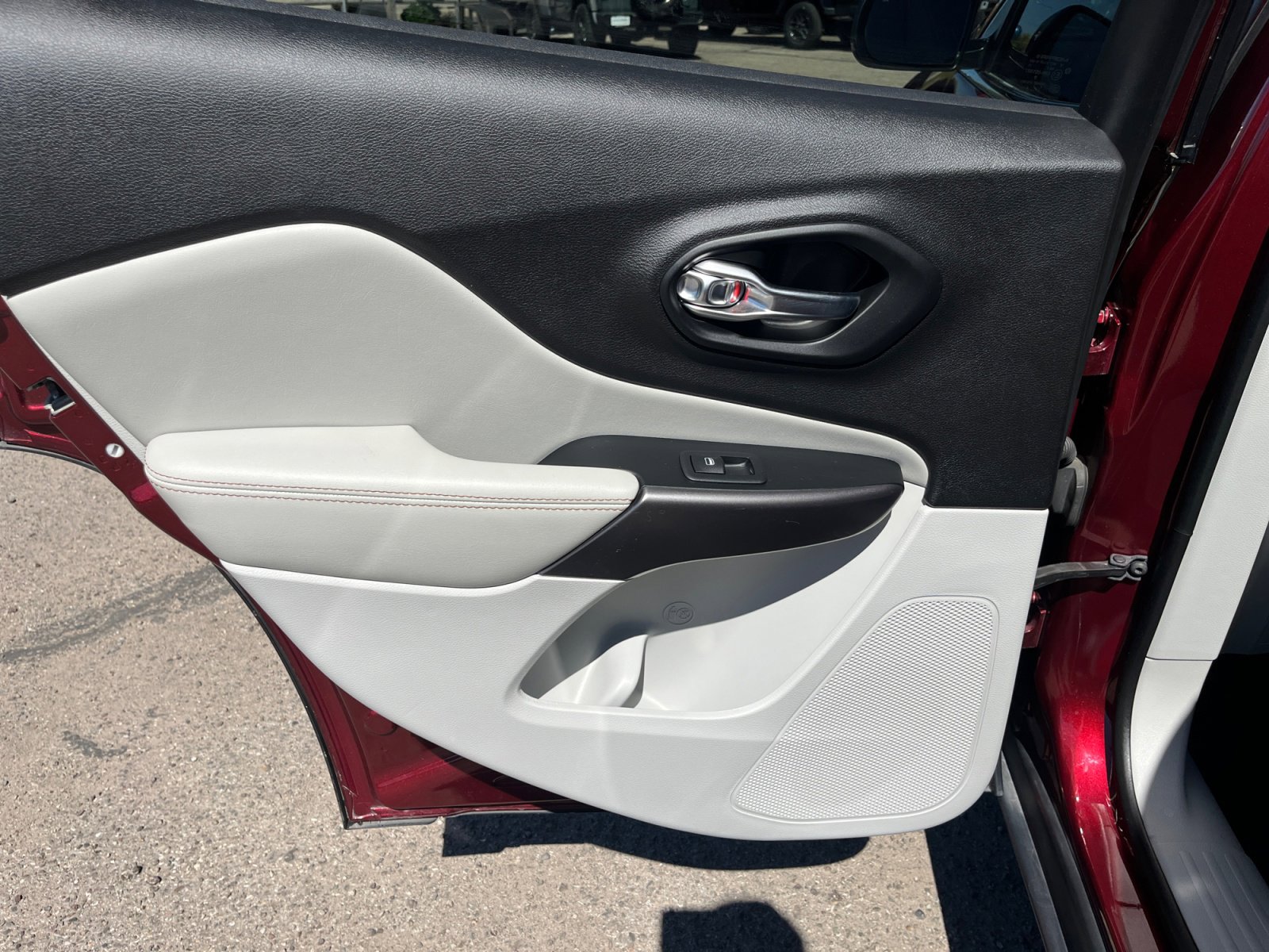 Used 2020 Jeep Cherokee Limited w/ Technology Group image 16