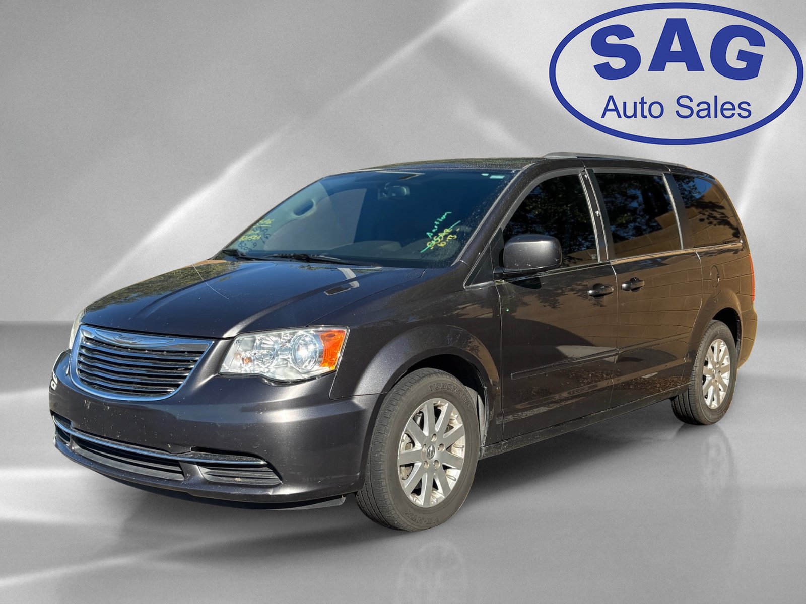 Used 2015 Chrysler Town & Country LX FWD image 4