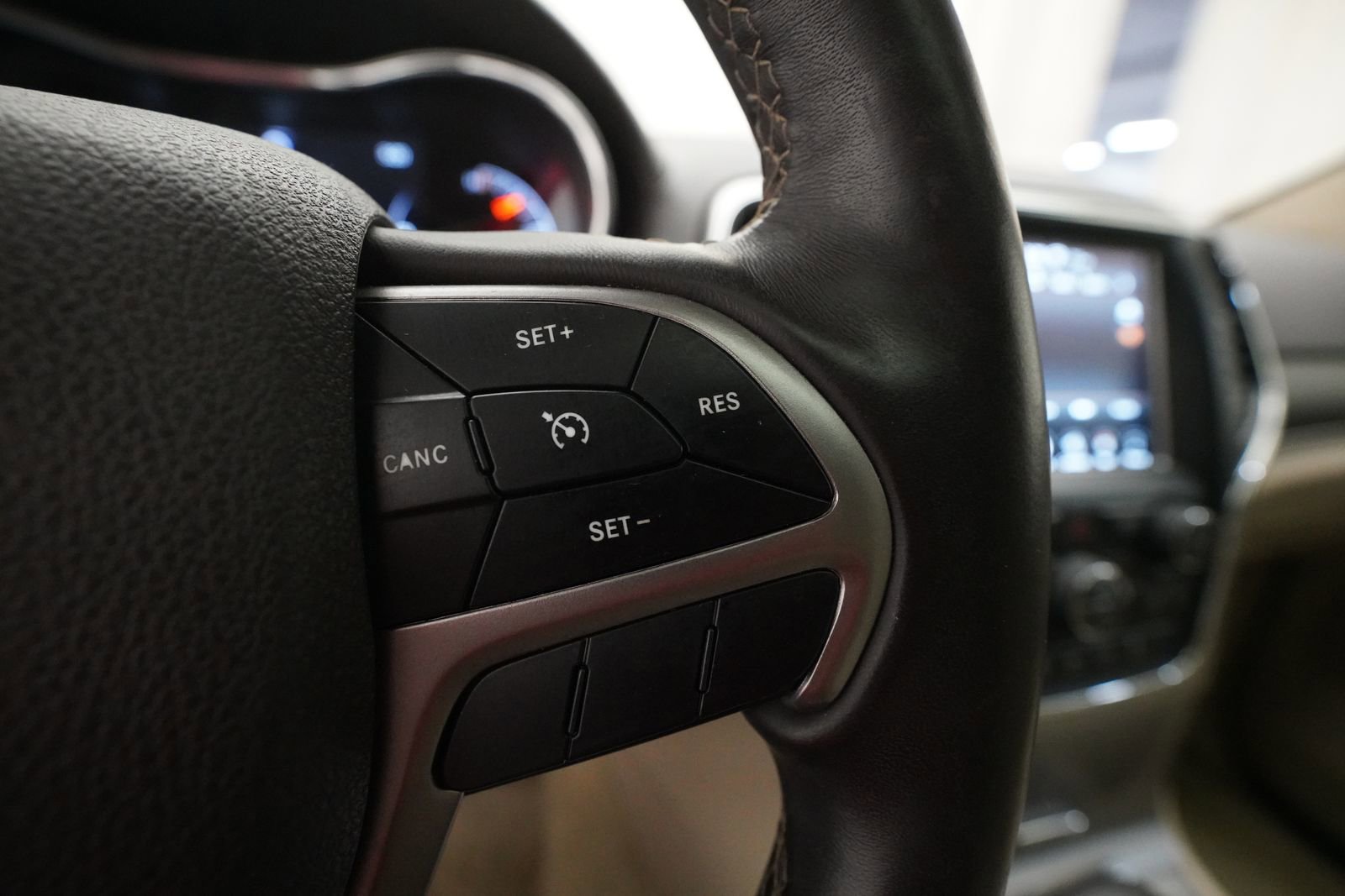 Used 2018 Jeep Grand Cherokee Overland AWD/4WD image 19