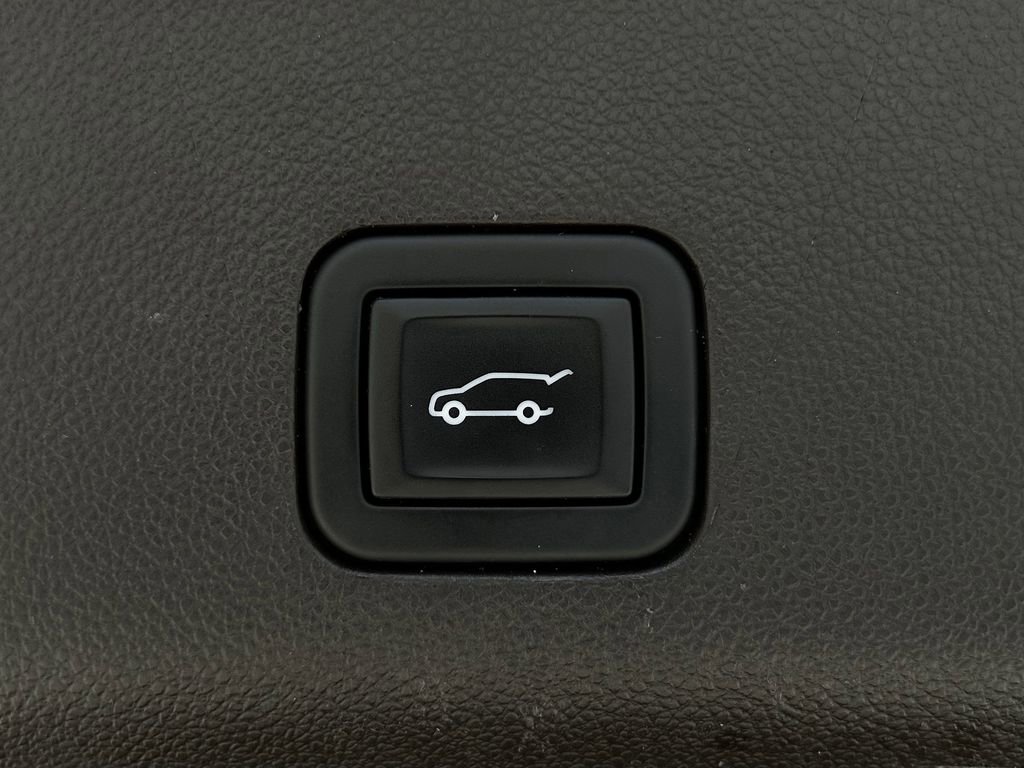 Used 2024 Chevrolet Suburban LT RWD image 38