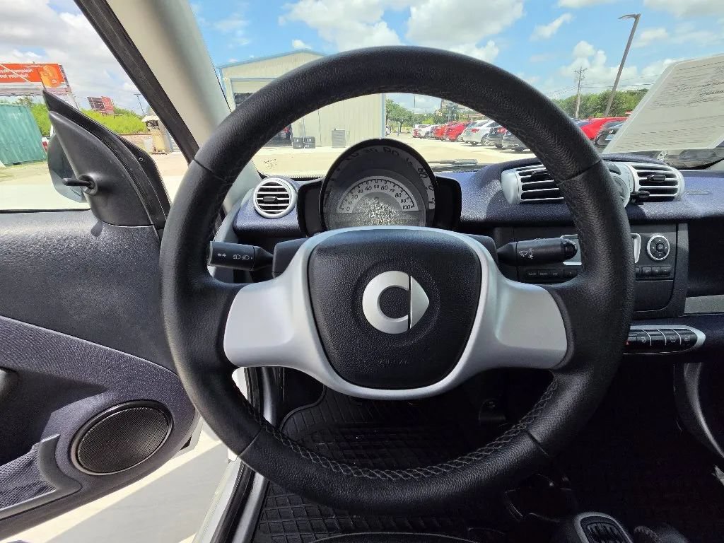 Used 2015 smart fortwo pure RWD image 16