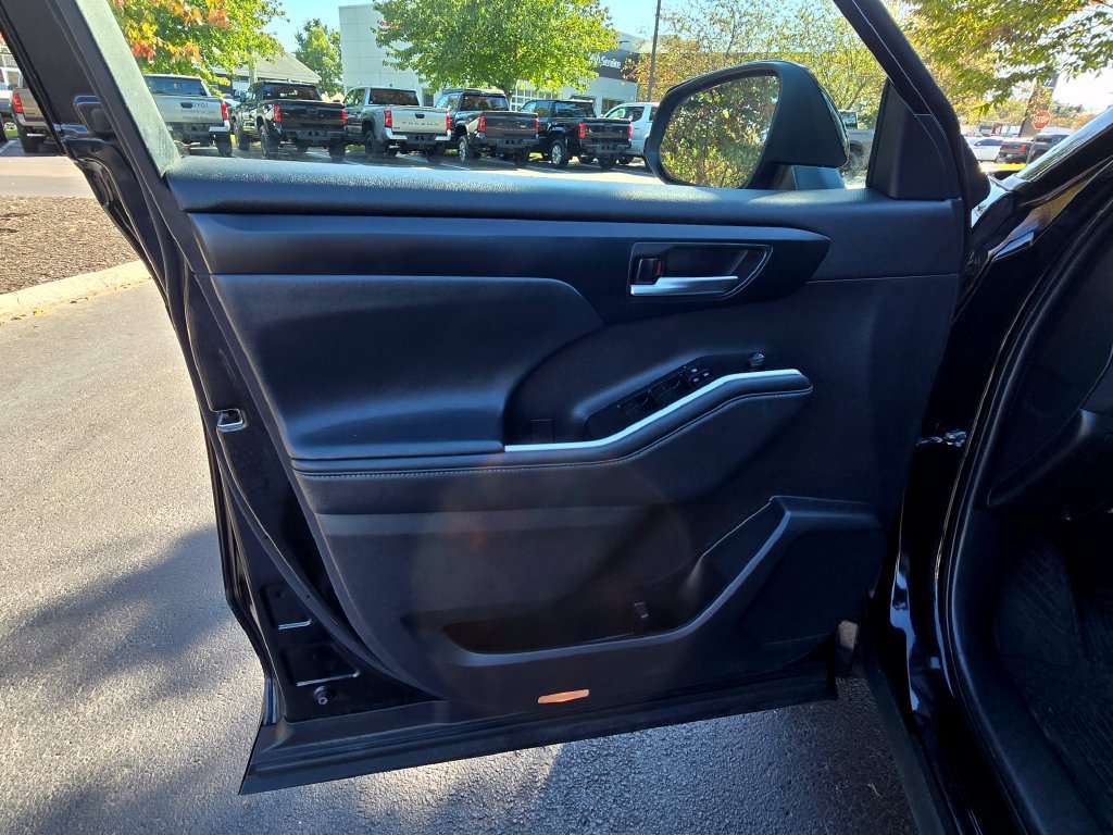 Certified 2022 Toyota Highlander XLE AWD/4WD image 18