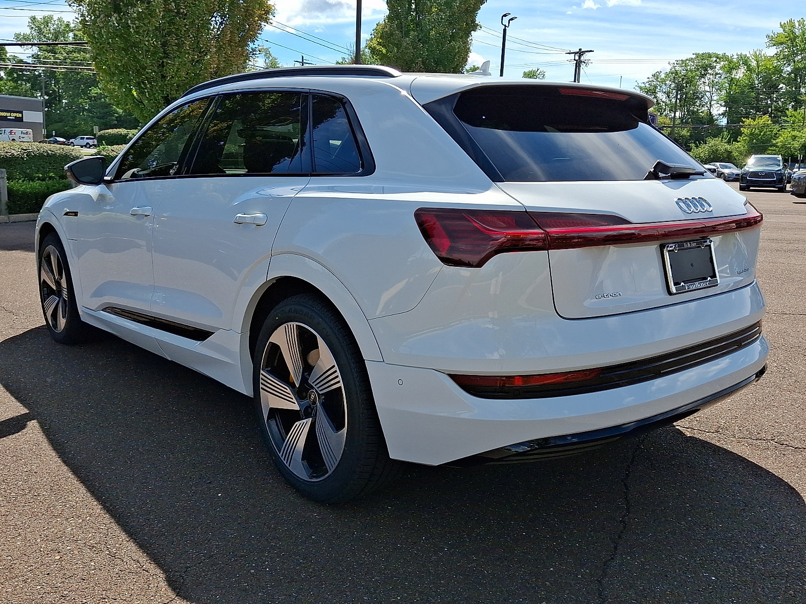 Used 2022 Audi e-tron Premium Plus w/ Premium Plus Package AWD/4WD image 4