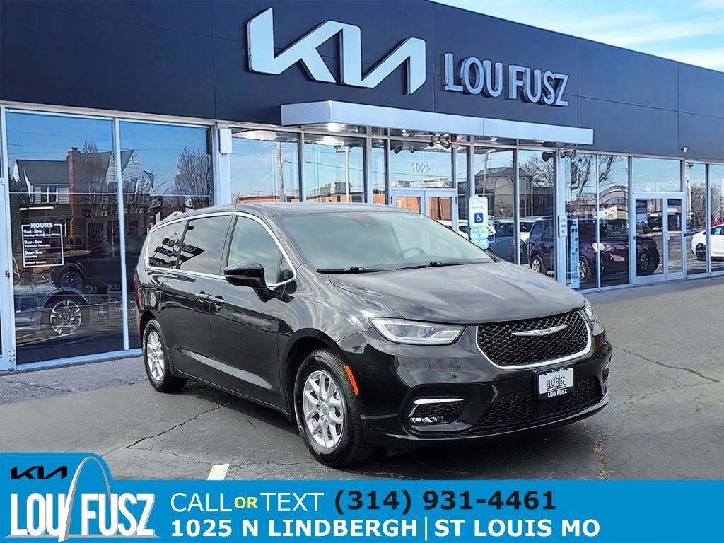 Used 2023 Chrysler Pacifica Touring-L image 1