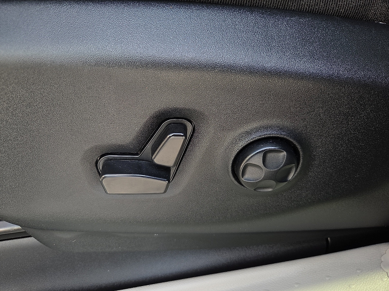 Used 2024 Chrysler Pacifica Touring-L FWD image 16