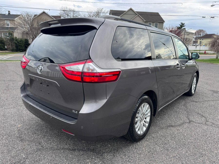 Used 2017 Toyota Sienna XLE Premium image 6