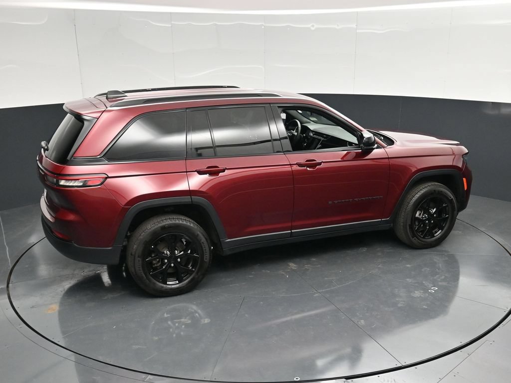 Used 2025 Jeep Grand Cherokee Altitude AWD/4WD image 43