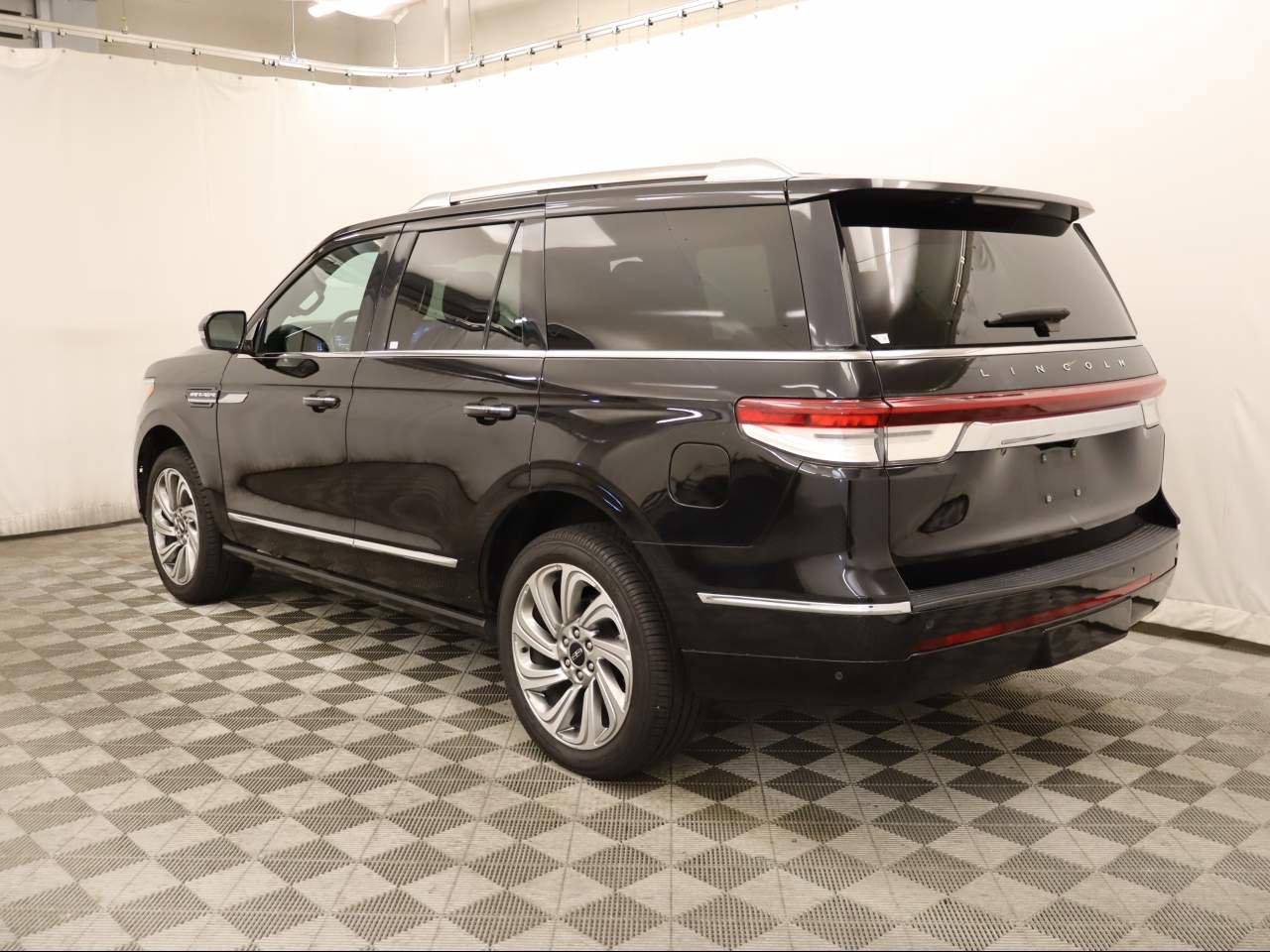 Used 2024 Lincoln Navigator Premiere image 3