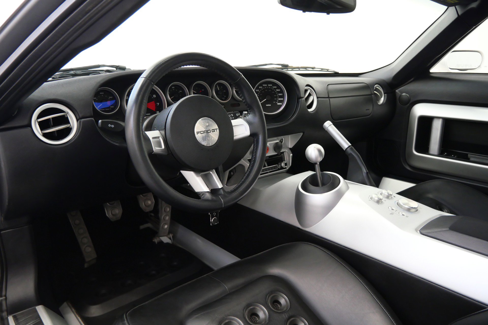 Used 2005 Ford GT RWD image 12