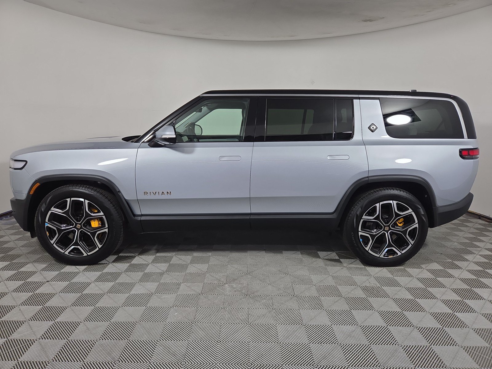 Used 2024 Rivian R1S Adventure AWD/4WD image 2