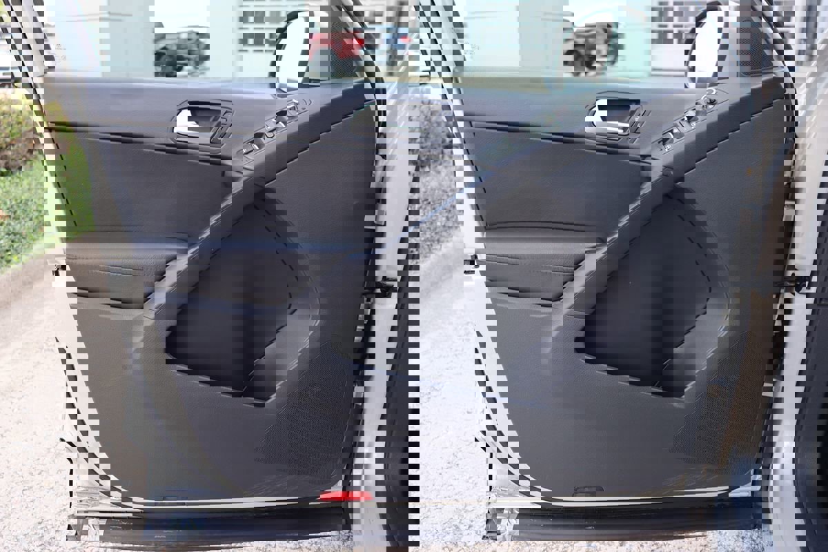 Used 2013 Volkswagen Tiguan SE image 32