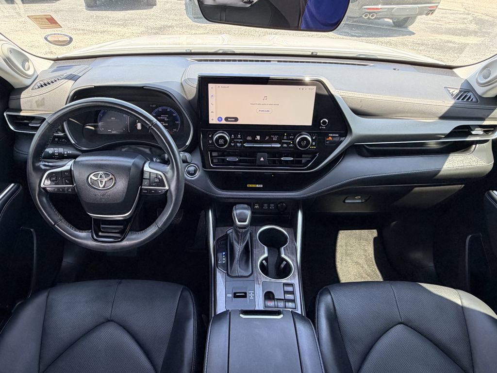 Used 2023 Toyota Highlander Limited image 14