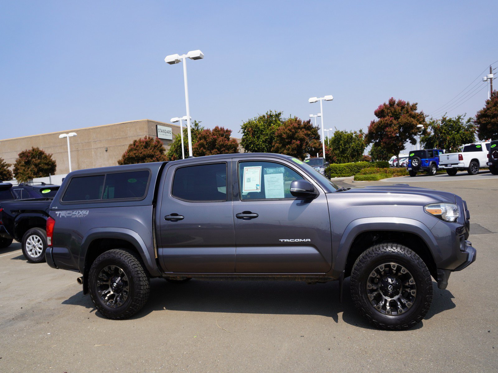Used 2017 Toyota Tacoma TRD Sport w/ Tow Package (A/T) AWD/4WD image 4