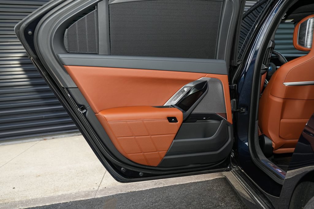 Used 2025 BMW i7 xDrive60 AWD/4WD image 32