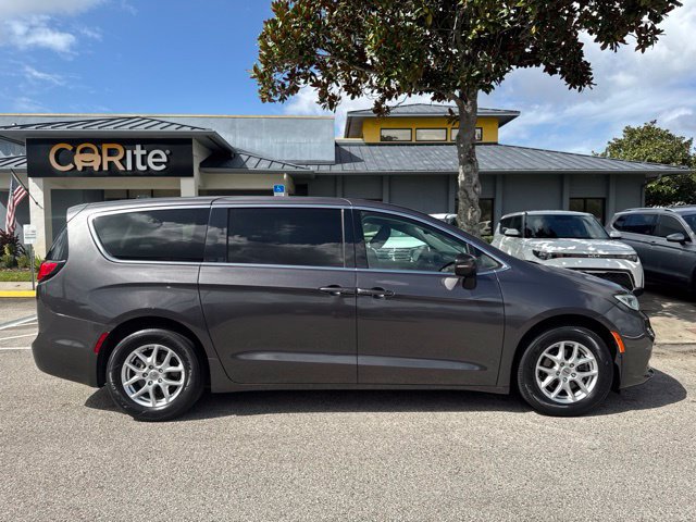 Used 2023 Chrysler Pacifica Touring-L FWD image 8