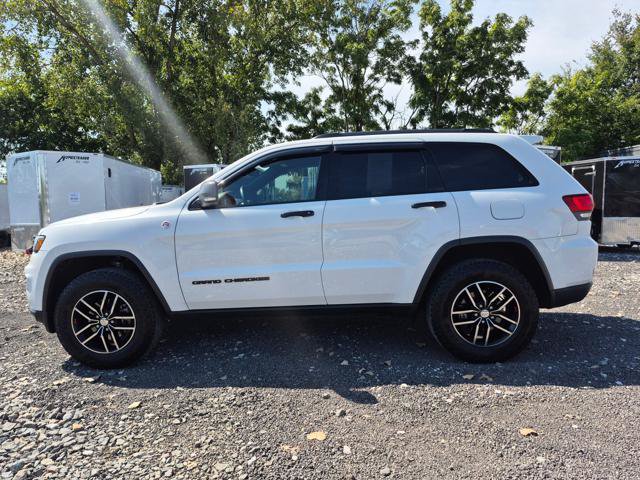 Used 2017 Jeep Grand Cherokee Trailhawk w/ Trailhawk Luxury Group AWD/4WD image 3
