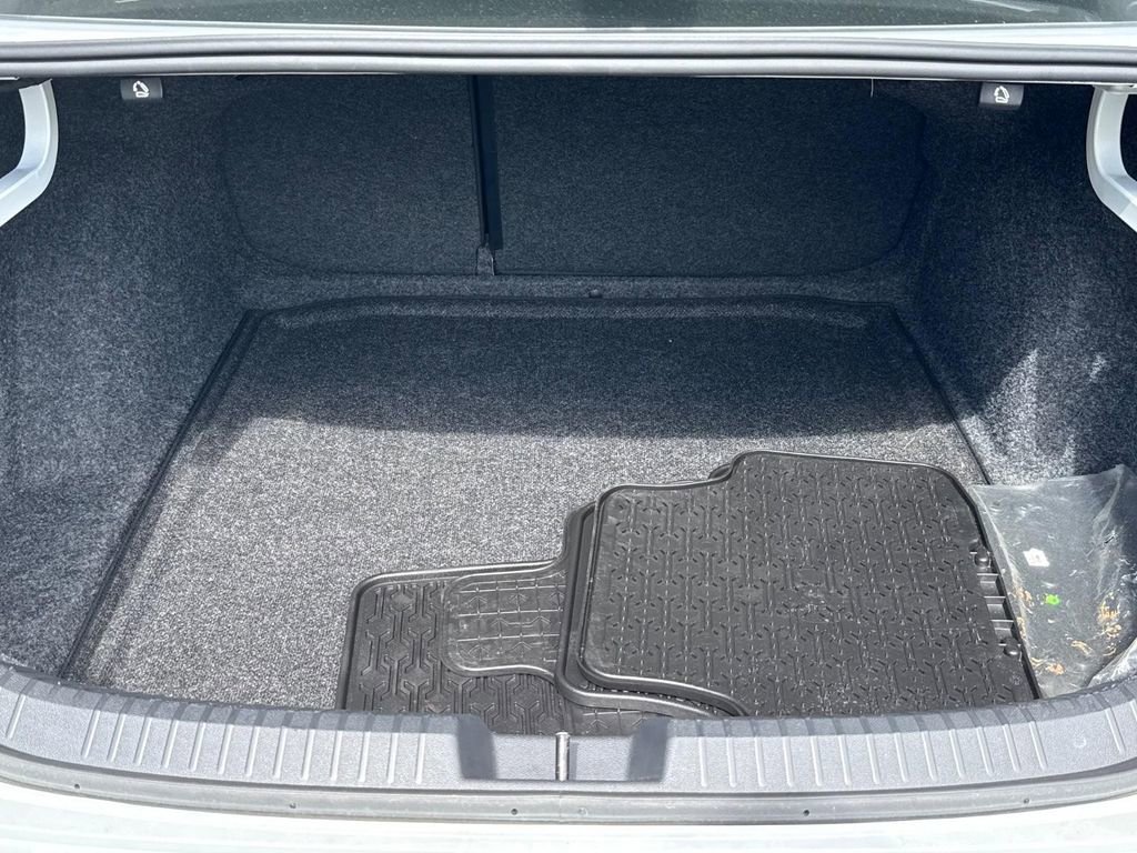 Certified 2025 Volkswagen Jetta SE w/ Sunroof Package FWD image 5
