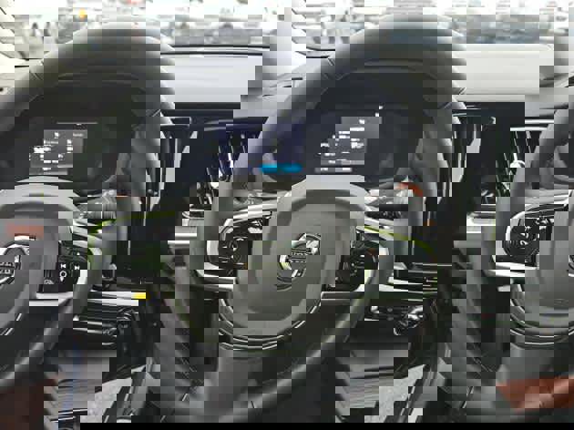 Used 2025 Volvo V60 B5 Cross Country Plus image 5