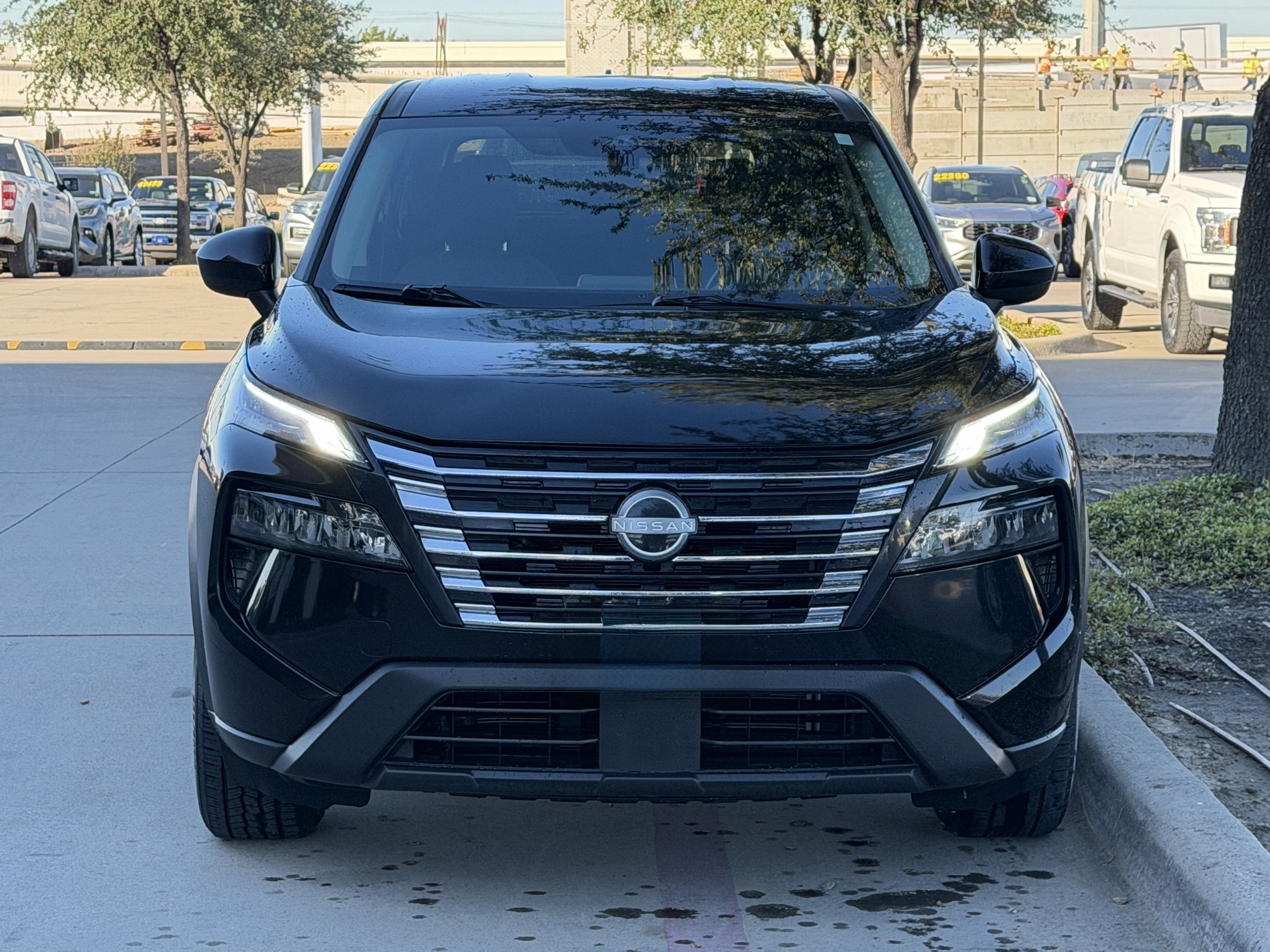 Used 2025 Nissan Rogue SV FWD image 8